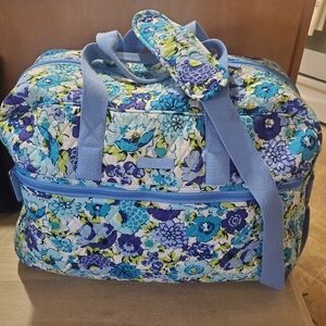 VERA BRADLEY BLUEBERRY BLOOMS PRINT. OVERNIGHT BAG TRAVEL BAG. CLOTH. MED SIZE.